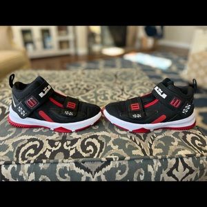 Used Nike Boys LeBron Soldier 13 AR7586-003 Black Basketball Shoes Size 1Y